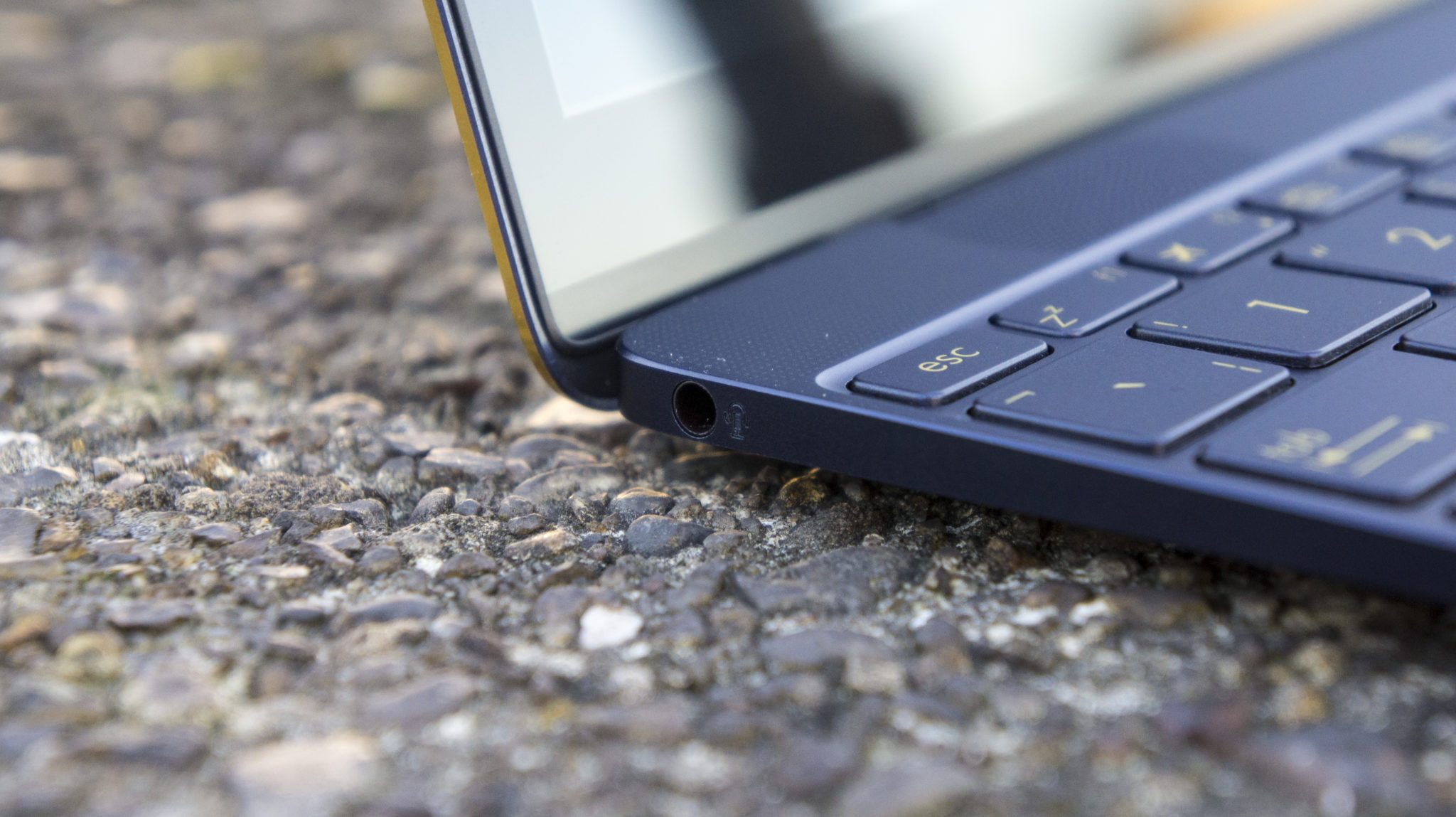 Asus ZenBook 3: Headphone socket at the left-hand side