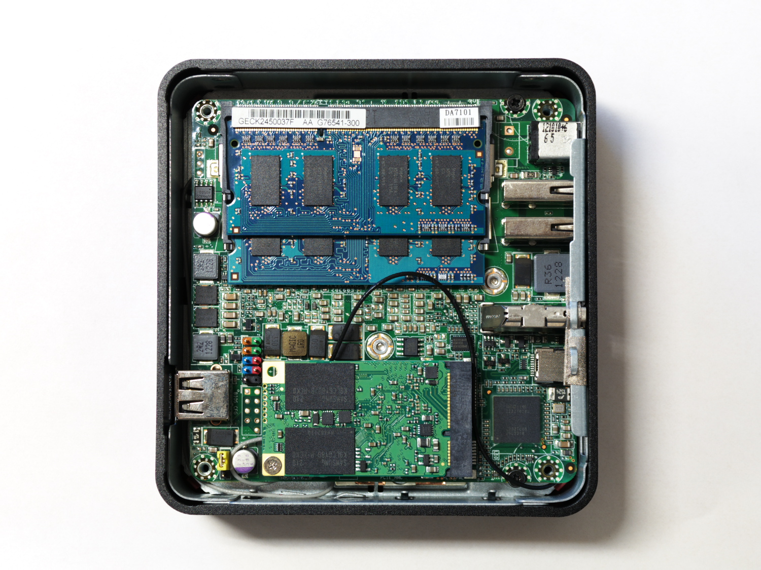 Intel Next Unit of Computing (NUC) - gut shot