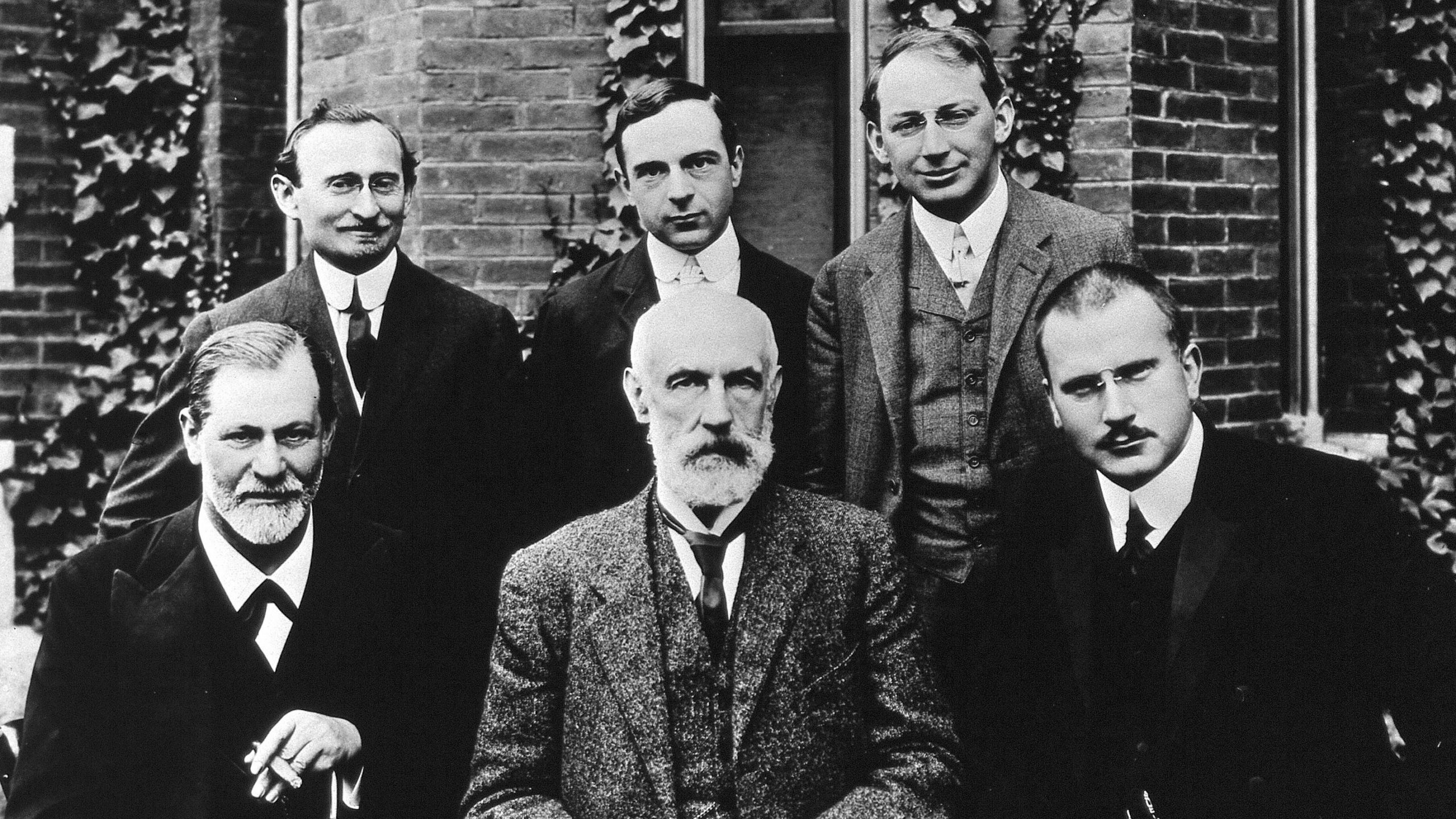 hall_freud_jung_in_front_of_clark_1909