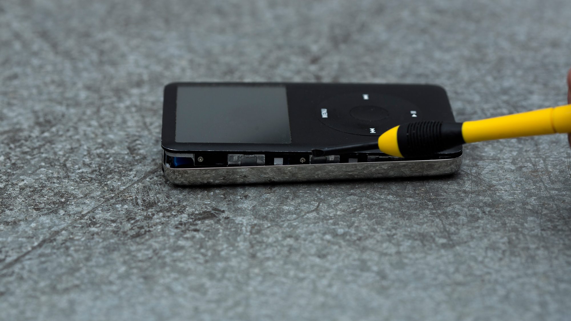 ipod-classic-ssd-upgrade-remove-case