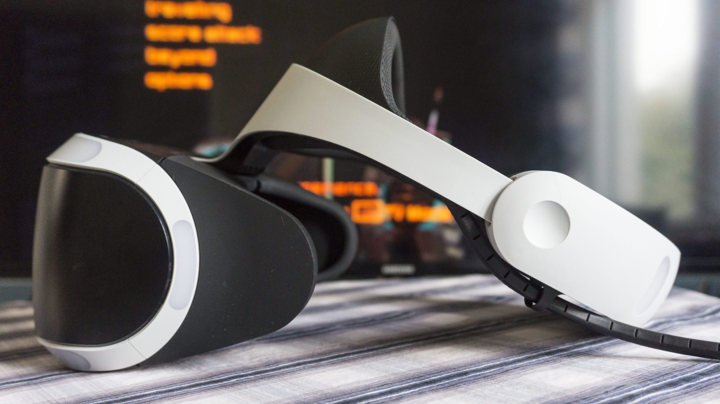 playstation_vr_-_side_on