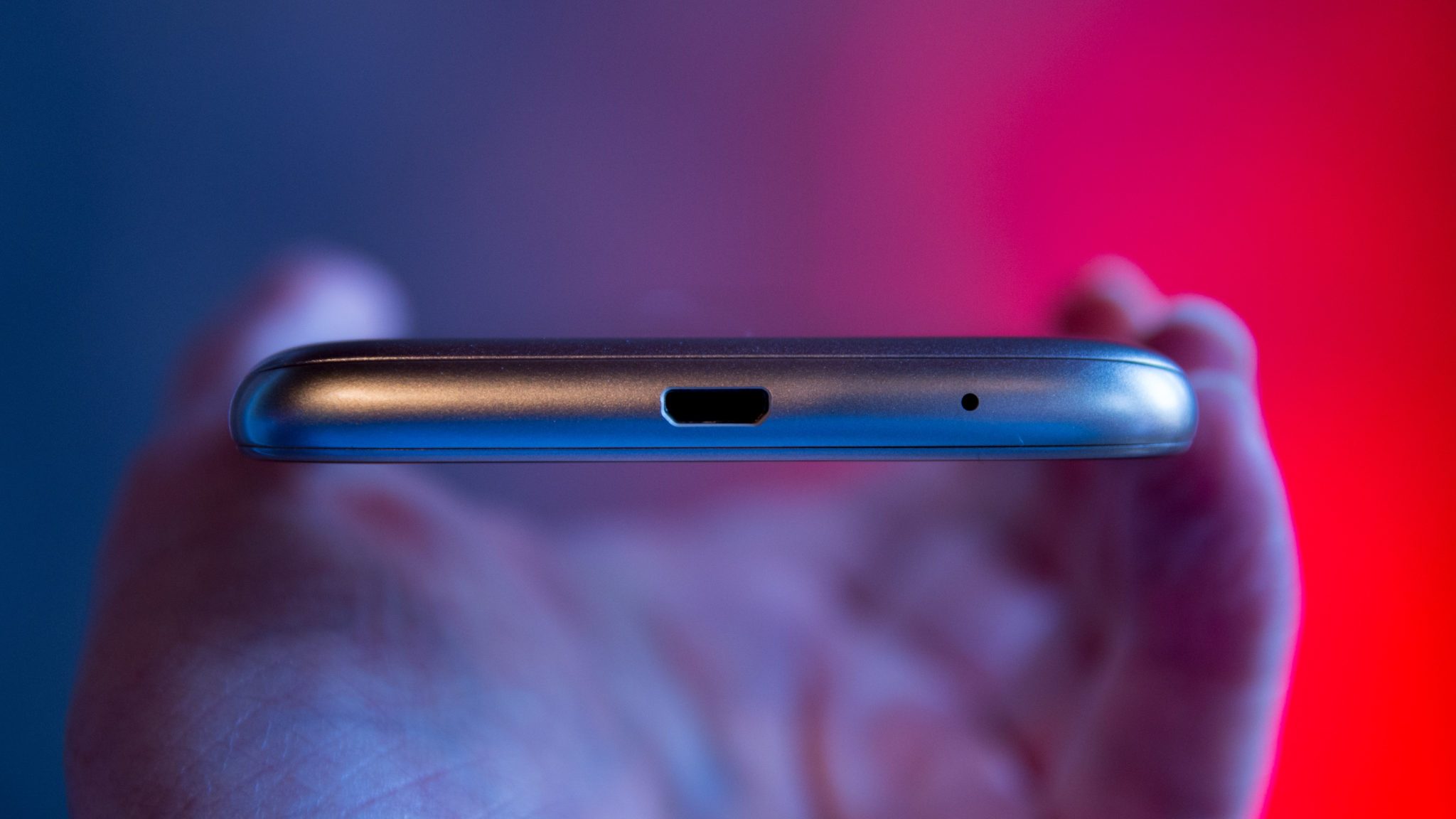 Moto E5 charging port